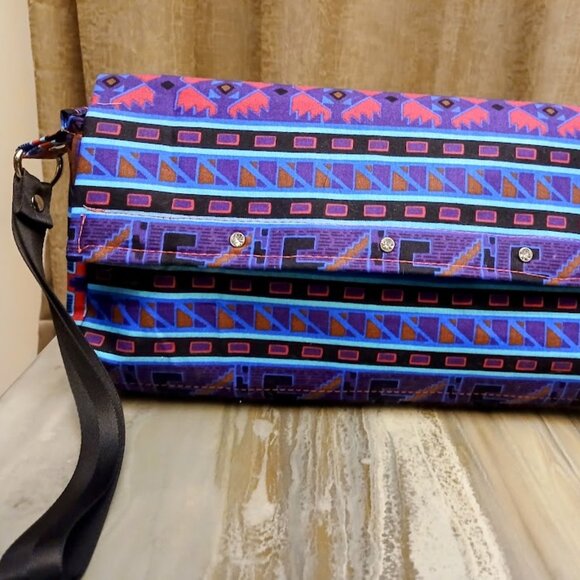 New Southwestern Rhinestone Clutch Wristlet Purse Pink Aqua Black Sarape Stripe - Picture 1 of 9